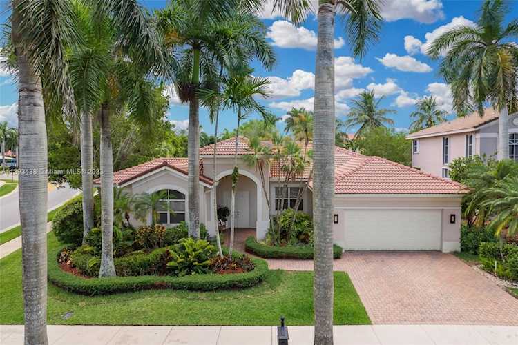1604 Victoria Pointe Ln Weston, FL 33327