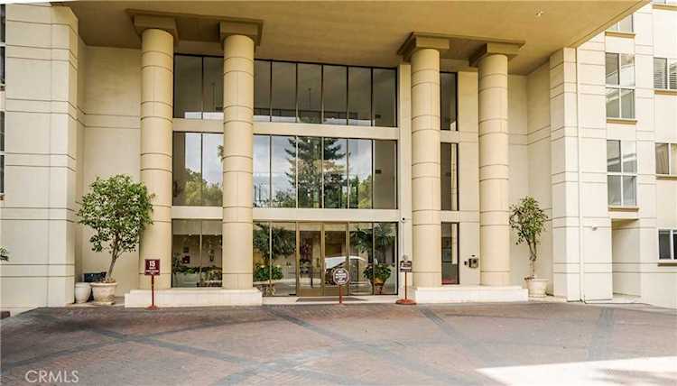 4949 Genesta Ave #109 Encino, CA 91316