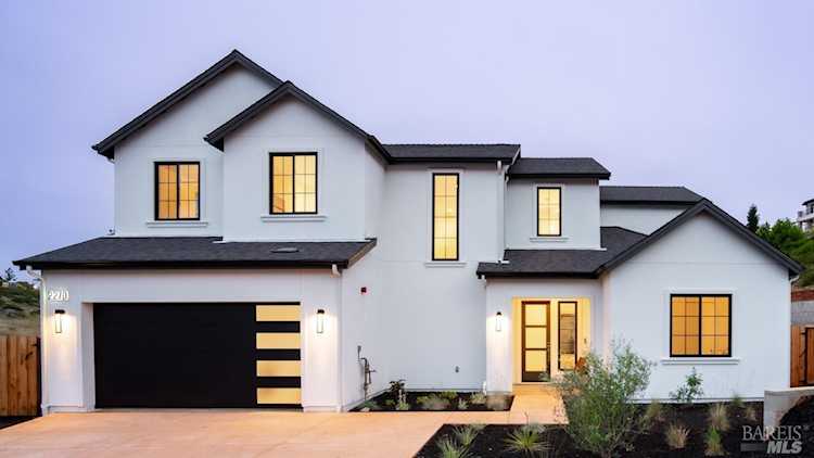 2270 Newgate Court Santa Rosa, CA 95404
