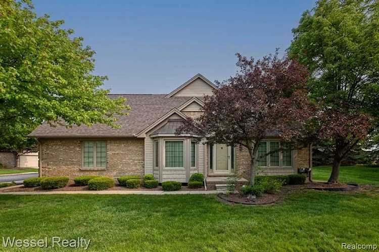 54326 Cambridge Shelby Twp, MI 48315