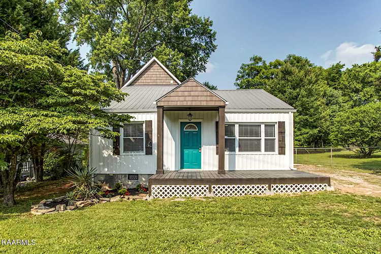 2210 Bradshaw Garden Rd Knoxville, TN 37912
