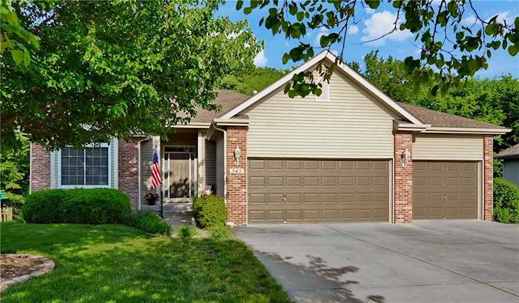 945 Wellington Way, Liberty, MO 64068 | home for sale Photo 1