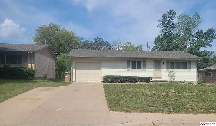 1723 N 13th St Beatrice, NE 68310