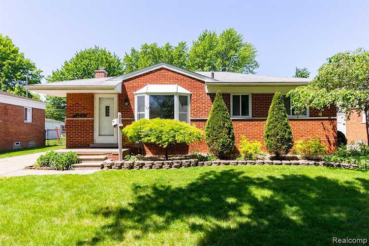 24651 Melody Rd Warren, MI 48089 home for sale, MLS#20230041419 | Dwellings Michigan Real Estate Photo 1