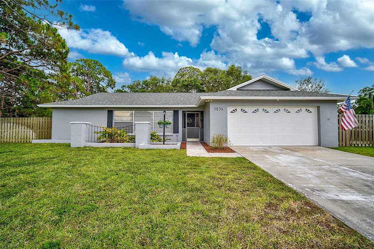 1834 Woodhaven Cir Sarasota, FL 34232