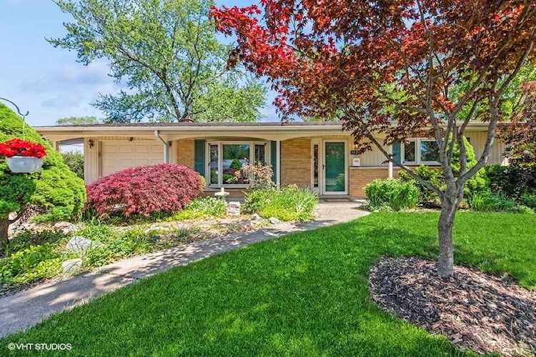 1025 Woodland Dr Wheeling, IL 60090