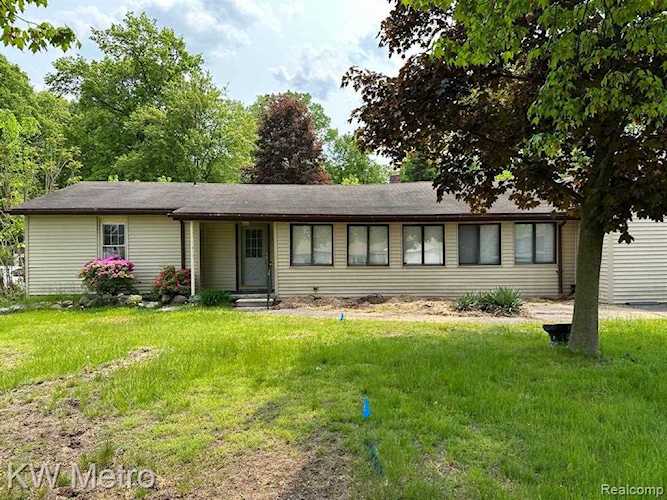 1436 Hartwig Dr Troy, MI 48085