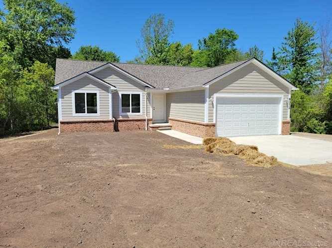 8072 Gratiot Columbus, MI 48063