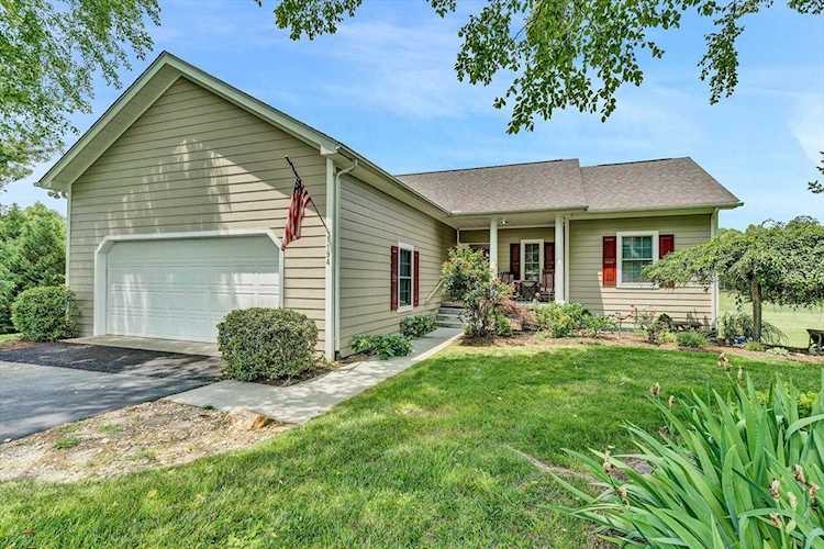 1194 Joffrey Huddleston, VA 24104