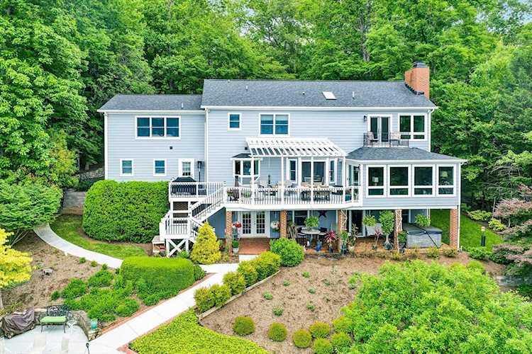 313 Oak Crest Moneta, VA 24121