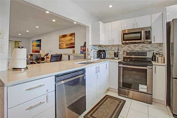 2960 Riverside Dr #321-2 Coral Springs, FL 33065