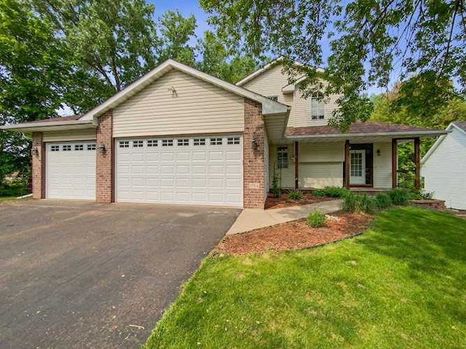 1784 Lakewood Drive N Maplewood, MN 55109