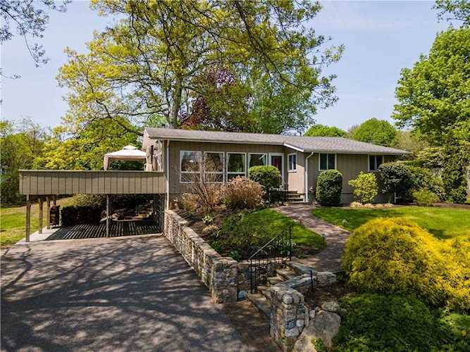 74 Lakewood Dr Narragansett, RI 02882