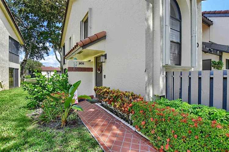 10423 S Circle Lake Drive #201 Boynton Beach, FL 33437