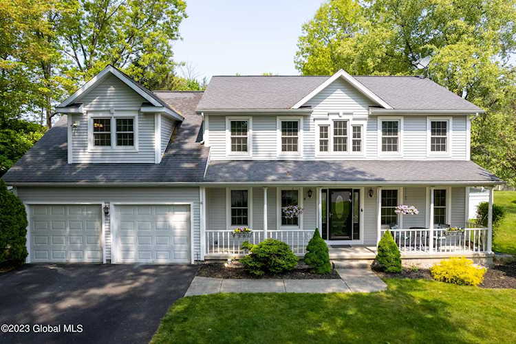 4 Bristol Ct Clifton Park, NY 12065