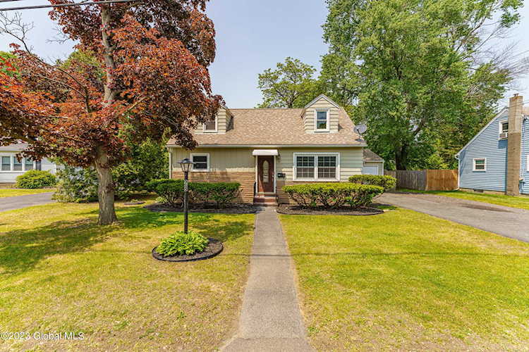 28 Anthony Ln Colonie, NY 12205