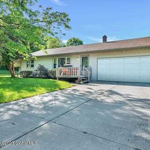 292 Menemsha Ln Wynantskill, NY 12198