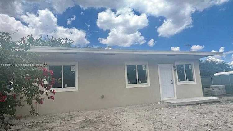 19394 NW 30th Ct Miami Gardens, FL 33056