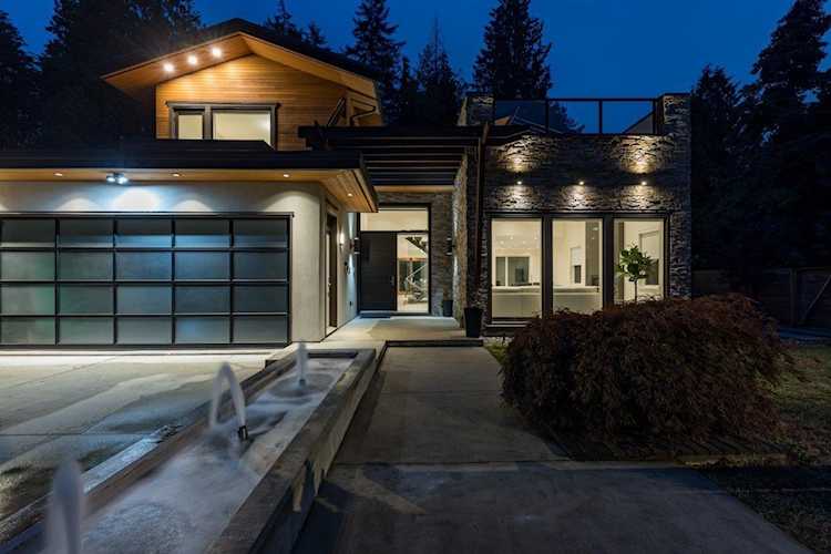 2520 Lloyd Avenue North Vancouver, BC V7R 3X1