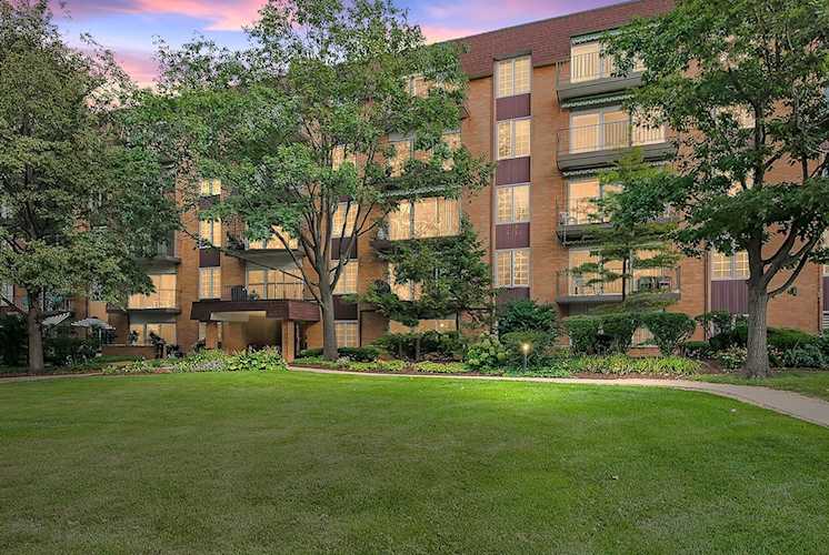 445 N Park Blvd #2J Glen Ellyn, IL 60137
