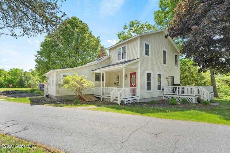 5 Hanneford Rd Queensbury, NY 12804