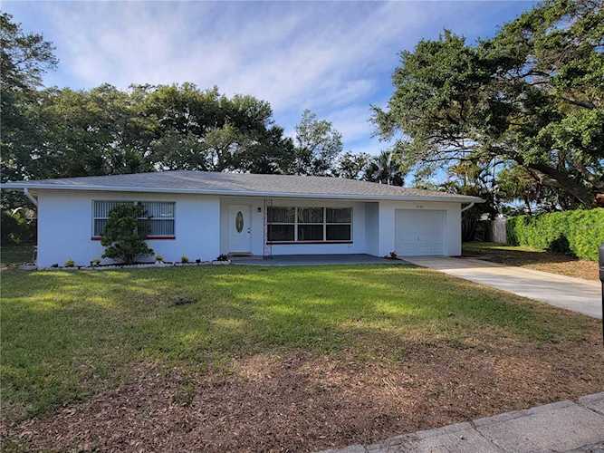 2200 Limpet Ln Largo, FL 33774