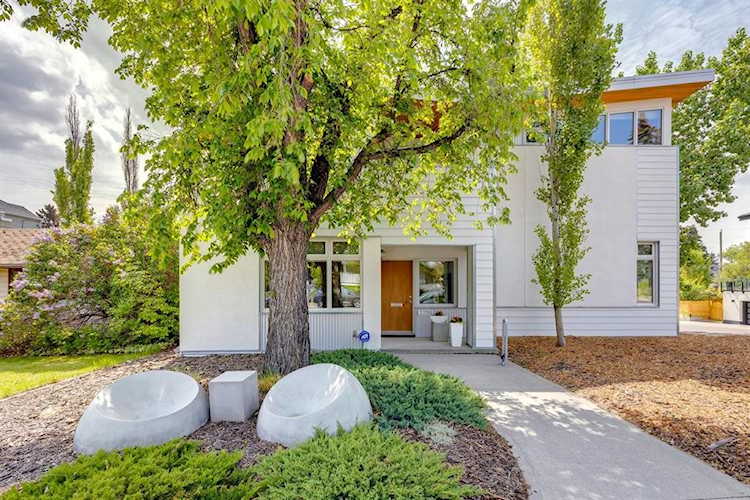 2239 31 Ave SW Calgary, AB T2T 1T7