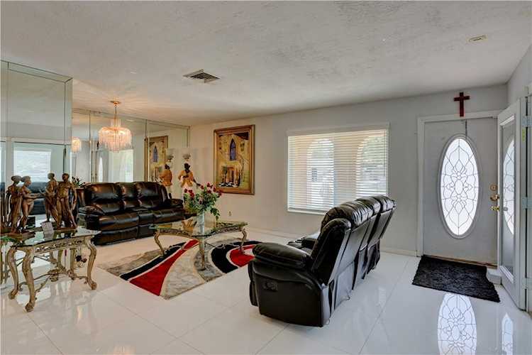 2321 NW 11th Ct Pompano Beach, FL 33069
