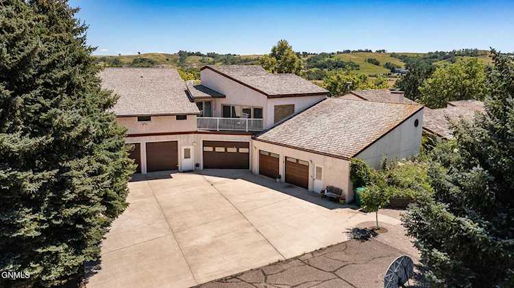 5701 Apple Creek Dr Bismarck, ND 58504