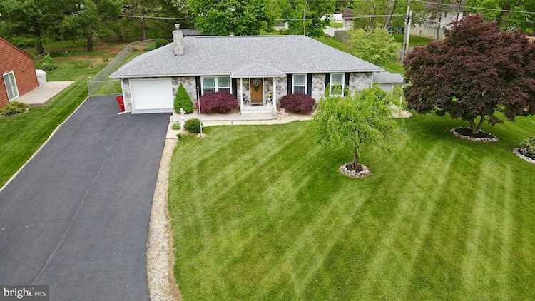 318 Packett Dr Charles Town, WV 25414