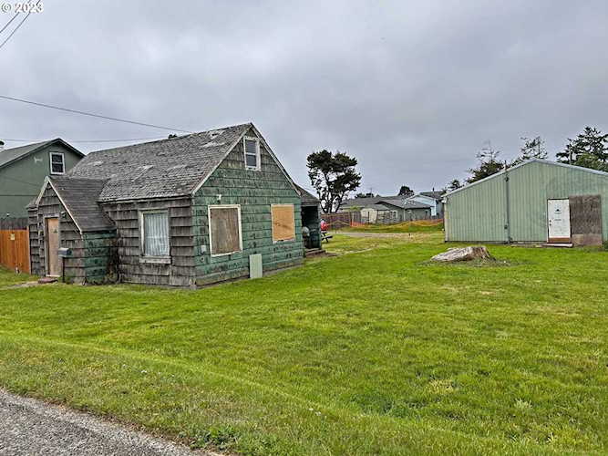 242 N Wasson ST Coos Bay, OR 97420 | MLS 23204424 Photo 1