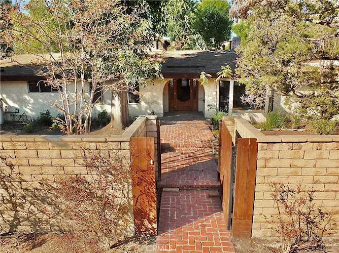 5701 Winnetka Ave Woodland Hills, CA 91367