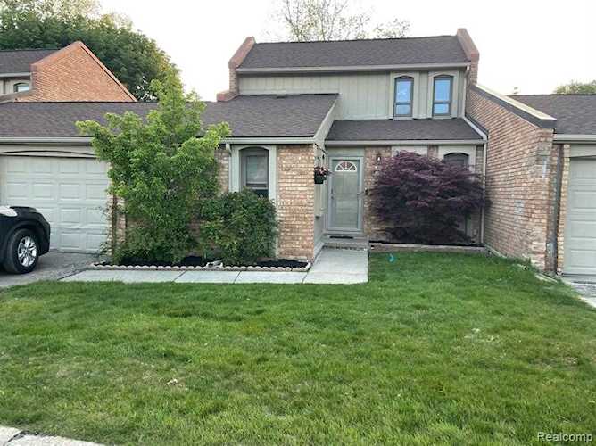 2910 Moon Lake West Bloomfield, MI 48323