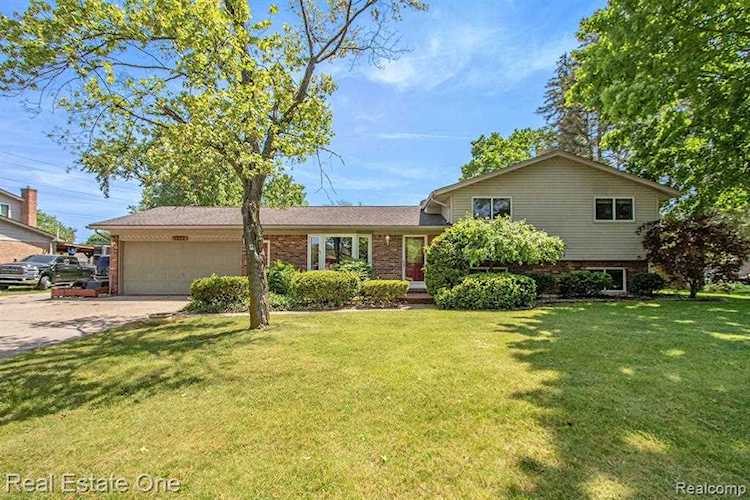 5222 Montgomery Shelby Twp, MI 48316