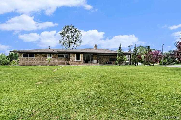 5450 Debra Shelby Twp, MI 48316