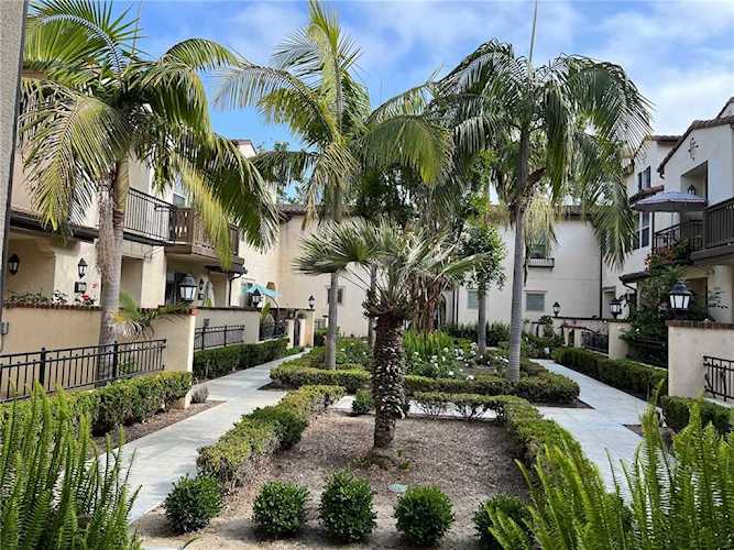 2827 W Edinger Ave Santa Ana, CA 92704