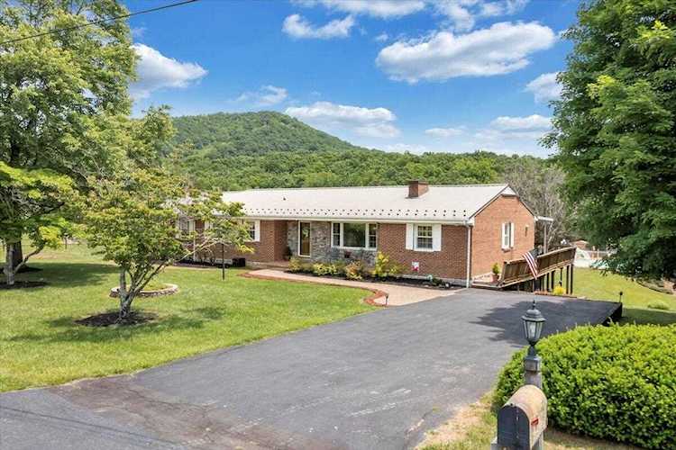 1311 Highland Acres Vinton, VA 24179