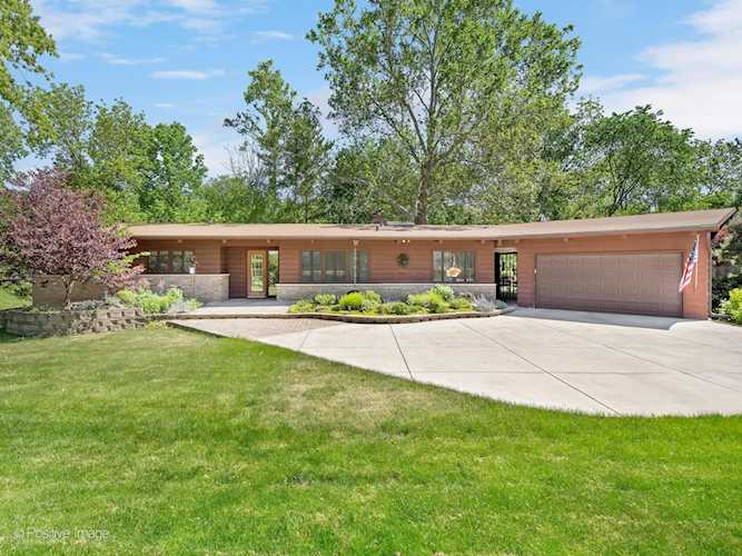 621 Plamondon Ct Wheaton, IL 60189