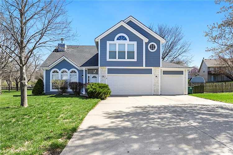 312 NE Applewood Circle Lee's Summit, MO 64086 | MLS 2437475 Photo 1