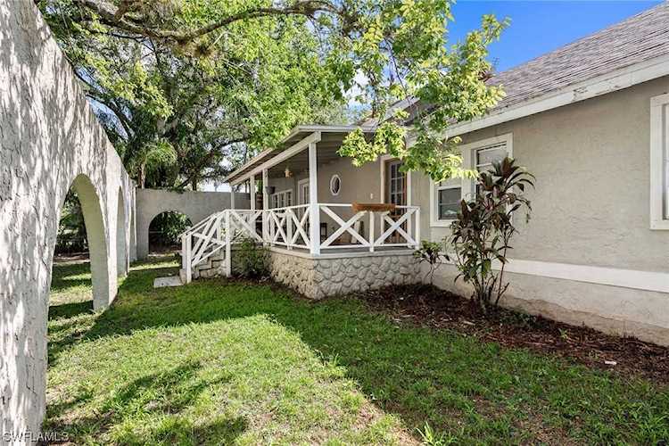 1861 Sunset Trl Alva, FL 33920