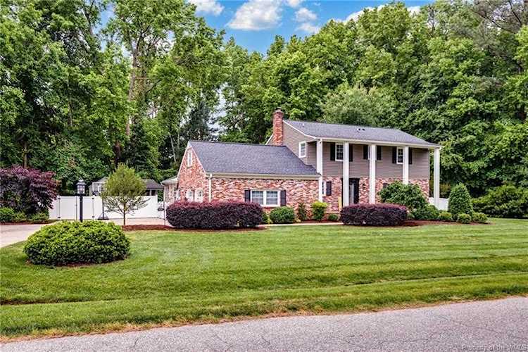 107 August Dr Seaford, VA 23696