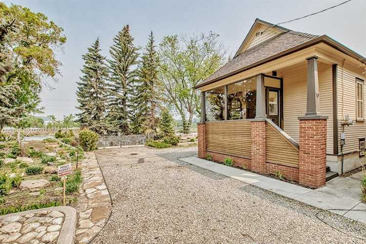 10 New Place SE Calgary, AB T2G 3Y2