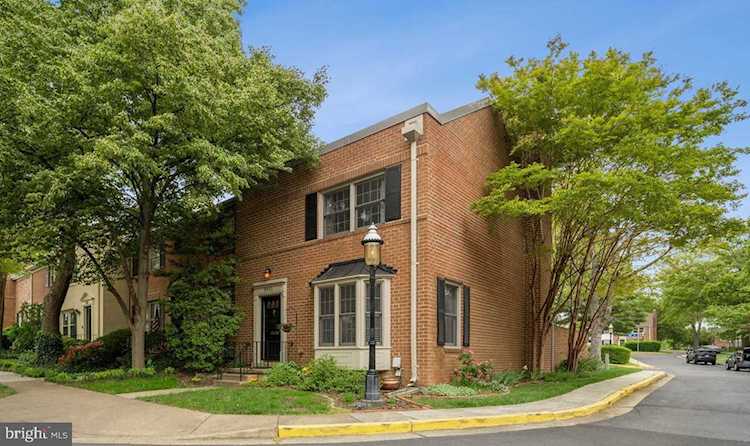 5931 Queenston St Springfield, VA 22152