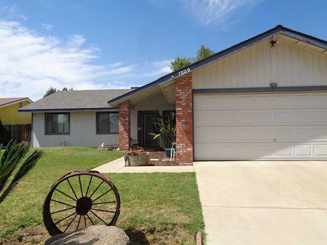 1226 E Ben Franklin Ave Tulare, CA 93274 | MLS 223743 Photo 1