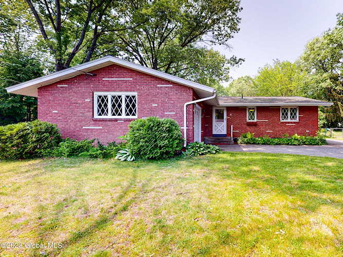 4 Drott Dr Glenville, NY 12302