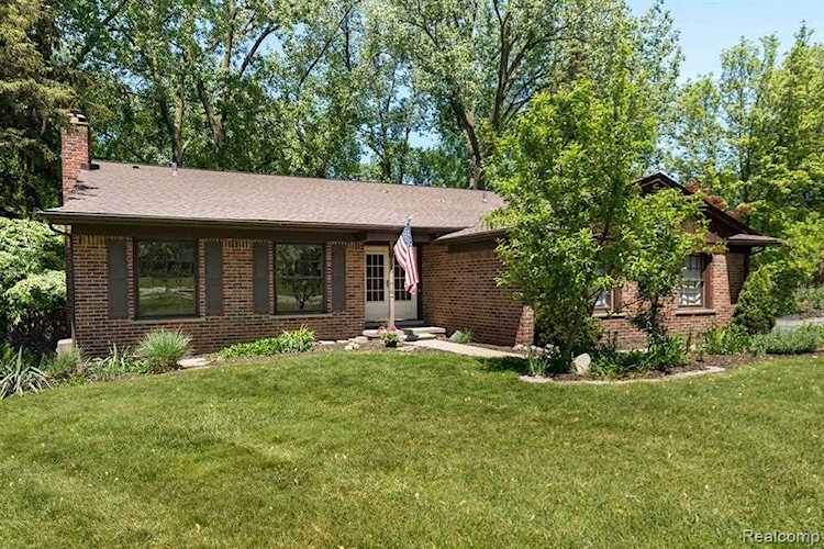 125 Lonesome Oak Rochester, MI 48306