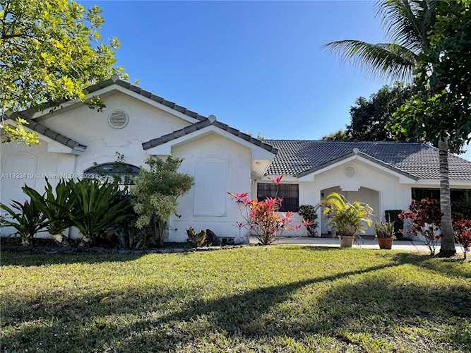6310 Olde Moat Way Davie, FL 33331