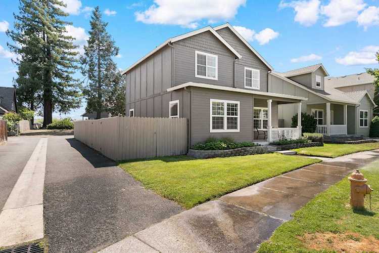 328 Brookhaven Dr Central Point, OR 97502