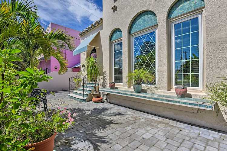 446 Burns Ct Sarasota, FL 34236