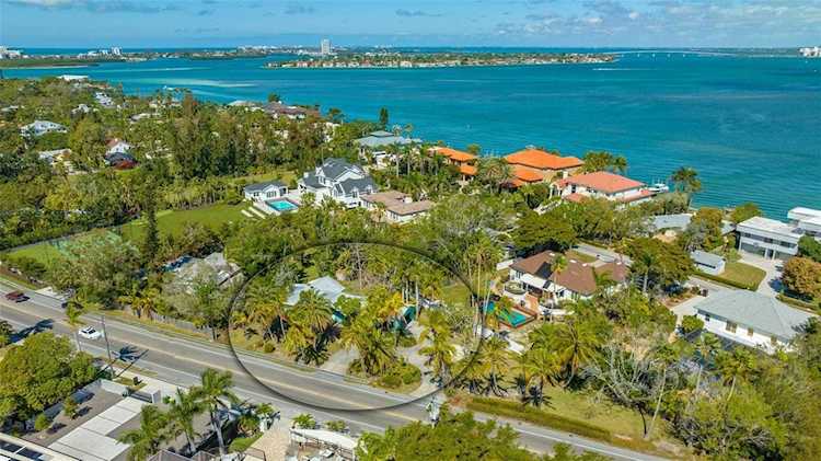 831 Siesta Dr Sarasota, FL 34242